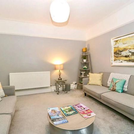Homely 4 Bedroom Large House Inc Free Parking - Great Location - Fast Wifi - Smart Tv - Sleeps Up To 7! Close To Bournemouth & Poole Town Centre & Sandbanks Екстериор снимка
