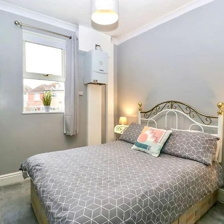 Homely 4 Bedroom Large House Inc Free Parking - Great Location - Fast Wifi - Smart Tv - Sleeps Up To 7! Close To Bournemouth & Poole Town Centre & Sandbanks Екстериор снимка