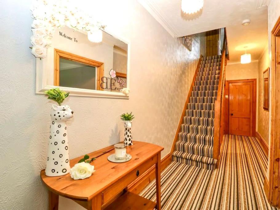 Homely 4 Bedroom Large House Inc Free Parking - Great Location - Fast Wifi - Smart Tv - Sleeps Up To 7! Close To Bournemouth & Poole Town Centre & Sandbanks Екстериор снимка
