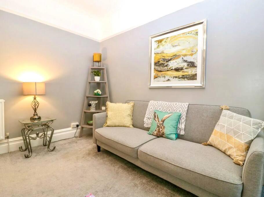Homely 4 Bedroom Large House Inc Free Parking - Great Location - Fast Wifi - Smart Tv - Sleeps Up To 7! Close To Bournemouth & Poole Town Centre & Sandbanks Екстериор снимка