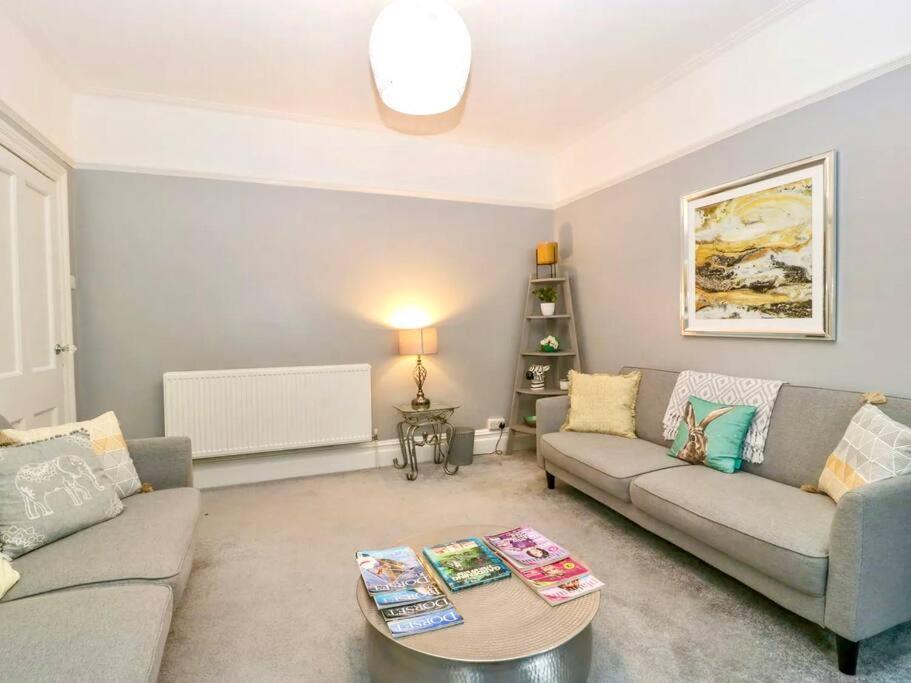 Homely 4 Bedroom Large House Inc Free Parking - Great Location - Fast Wifi - Smart Tv - Sleeps Up To 7! Close To Bournemouth & Poole Town Centre & Sandbanks Екстериор снимка