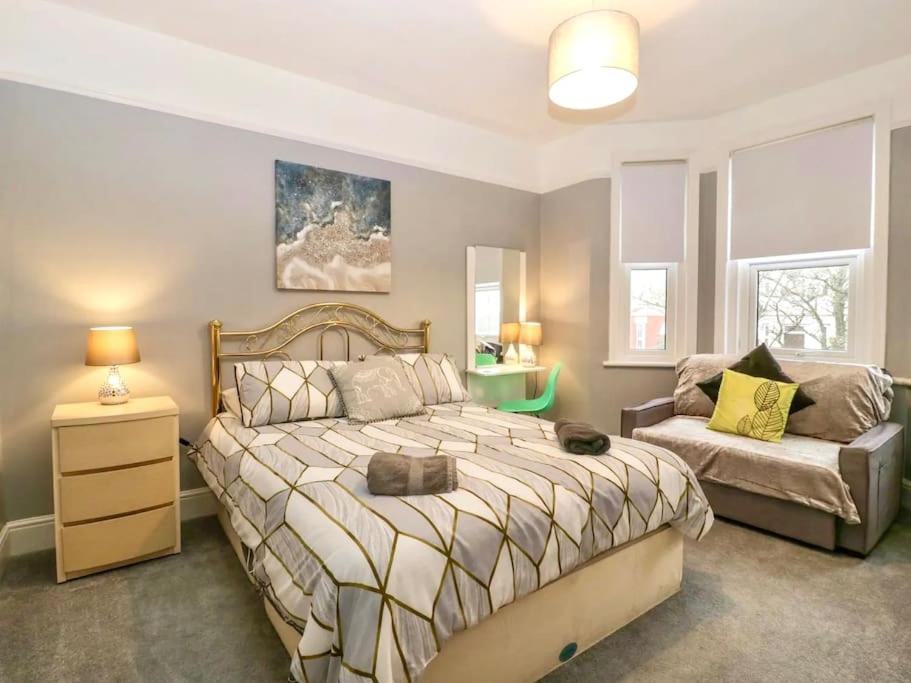 Homely 4 Bedroom Large House Inc Free Parking - Great Location - Fast Wifi - Smart Tv - Sleeps Up To 7! Close To Bournemouth & Poole Town Centre & Sandbanks Екстериор снимка