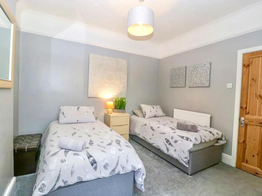 Homely 4 Bedroom Large House Inc Free Parking - Great Location - Fast Wifi - Smart Tv - Sleeps Up To 7! Close To Bournemouth & Poole Town Centre & Sandbanks Екстериор снимка