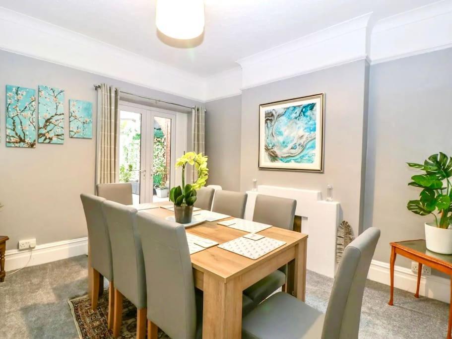 Homely 4 Bedroom Large House Inc Free Parking - Great Location - Fast Wifi - Smart Tv - Sleeps Up To 7! Close To Bournemouth & Poole Town Centre & Sandbanks Екстериор снимка