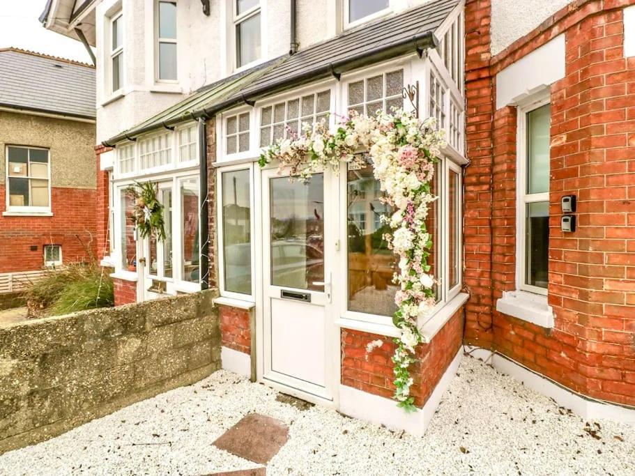Homely 4 Bedroom Large House Inc Free Parking - Great Location - Fast Wifi - Smart Tv - Sleeps Up To 7! Close To Bournemouth & Poole Town Centre & Sandbanks Екстериор снимка