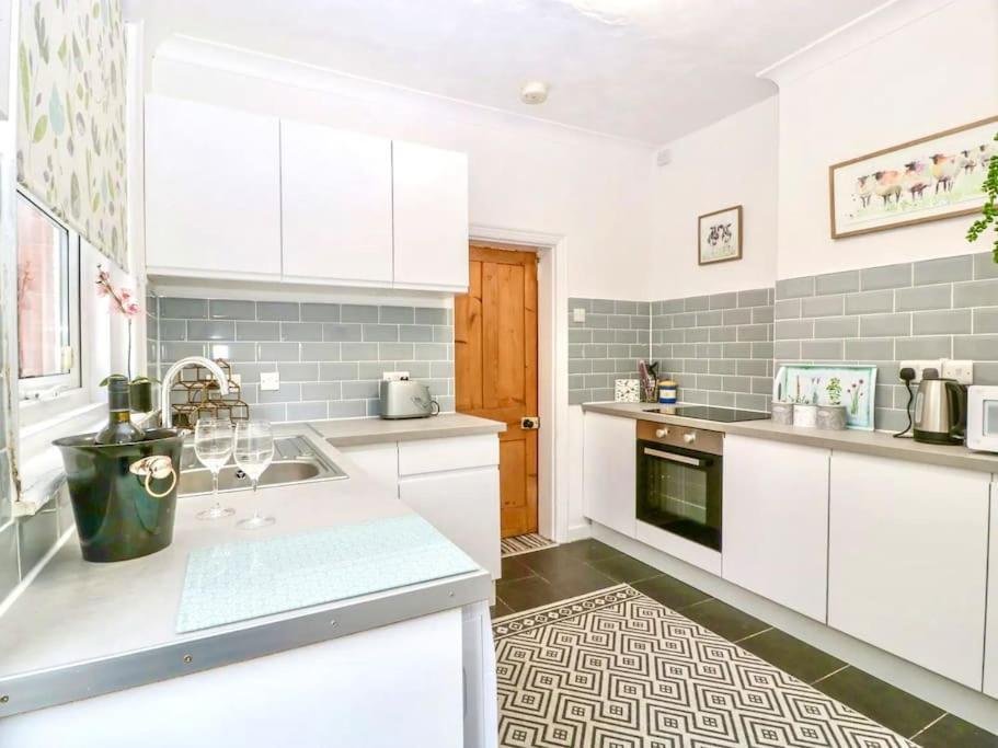 Homely 4 Bedroom Large House Inc Free Parking - Great Location - Fast Wifi - Smart Tv - Sleeps Up To 7! Close To Bournemouth & Poole Town Centre & Sandbanks Екстериор снимка