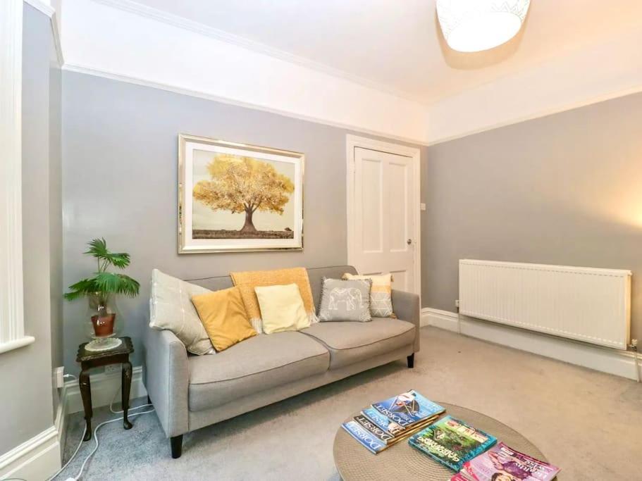 Homely 4 Bedroom Large House Inc Free Parking - Great Location - Fast Wifi - Smart Tv - Sleeps Up To 7! Close To Bournemouth & Poole Town Centre & Sandbanks Екстериор снимка