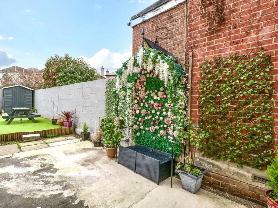 Homely 4 Bedroom Large House Inc Free Parking - Great Location - Fast Wifi - Smart Tv - Sleeps Up To 7! Close To Bournemouth & Poole Town Centre & Sandbanks Екстериор снимка