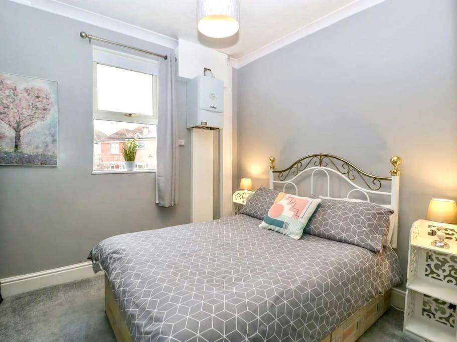 Homely 4 Bedroom Large House Inc Free Parking - Great Location - Fast Wifi - Smart Tv - Sleeps Up To 7! Close To Bournemouth & Poole Town Centre & Sandbanks Екстериор снимка