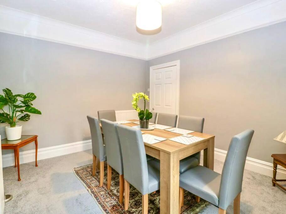 Homely 4 Bedroom Large House Inc Free Parking - Great Location - Fast Wifi - Smart Tv - Sleeps Up To 7! Close To Bournemouth & Poole Town Centre & Sandbanks Екстериор снимка