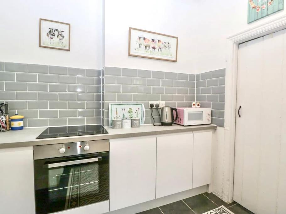 Homely 4 Bedroom Large House Inc Free Parking - Great Location - Fast Wifi - Smart Tv - Sleeps Up To 7! Close To Bournemouth & Poole Town Centre & Sandbanks Екстериор снимка