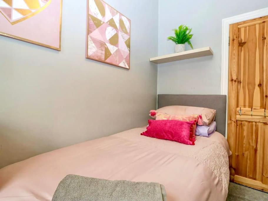 Homely 4 Bedroom Large House Inc Free Parking - Great Location - Fast Wifi - Smart Tv - Sleeps Up To 7! Close To Bournemouth & Poole Town Centre & Sandbanks Екстериор снимка