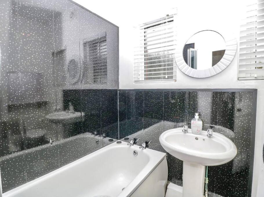 Homely 4 Bedroom Large House Inc Free Parking - Great Location - Fast Wifi - Smart Tv - Sleeps Up To 7! Close To Bournemouth & Poole Town Centre & Sandbanks Екстериор снимка
