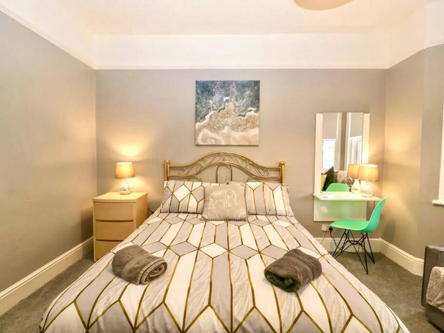 Homely 4 Bedroom Large House Inc Free Parking - Great Location - Fast Wifi - Smart Tv - Sleeps Up To 7! Close To Bournemouth & Poole Town Centre & Sandbanks Екстериор снимка