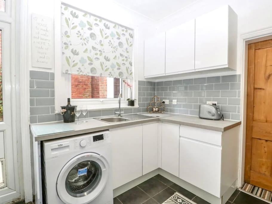 Homely 4 Bedroom Large House Inc Free Parking - Great Location - Fast Wifi - Smart Tv - Sleeps Up To 7! Close To Bournemouth & Poole Town Centre & Sandbanks Екстериор снимка