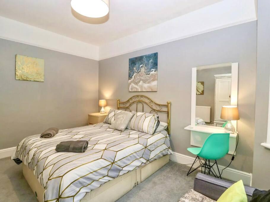 Homely 4 Bedroom Large House Inc Free Parking - Great Location - Fast Wifi - Smart Tv - Sleeps Up To 7! Close To Bournemouth & Poole Town Centre & Sandbanks Екстериор снимка
