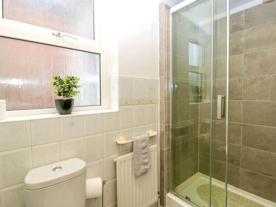 Homely 4 Bedroom Large House Inc Free Parking - Great Location - Fast Wifi - Smart Tv - Sleeps Up To 7! Close To Bournemouth & Poole Town Centre & Sandbanks Екстериор снимка