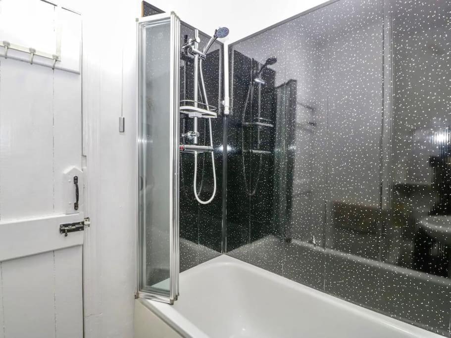 Homely 4 Bedroom Large House Inc Free Parking - Great Location - Fast Wifi - Smart Tv - Sleeps Up To 7! Close To Bournemouth & Poole Town Centre & Sandbanks Екстериор снимка